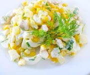 Салат с курицей и кукурузой