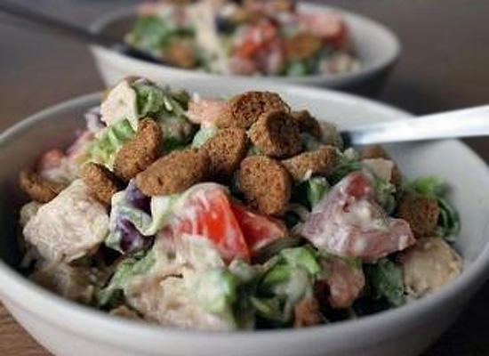 Куриный салат с сухариками