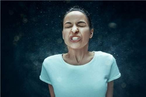 Приметы про чихалки. Приметы чихалки для девушек по времени и часам. Правдивые приметы чихалки по дням